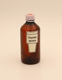 Флакон с этикеткой «Уксусная кислота»